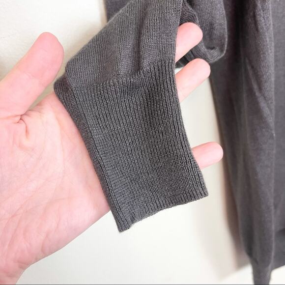 Soyer Silk and Cashmere V-neck Lightweight Sweater woman's size S - Picture 2 of 9